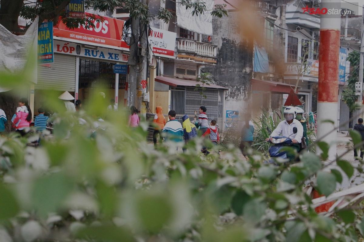 Mắc bệnh ung thư đã 3 năm, kinh tế kiệt quệ nhưng bác bảo vệ dân phố vẫn sống lạc quan với 'nghiệp' dẫn học sinh qua đường Ảnh 15