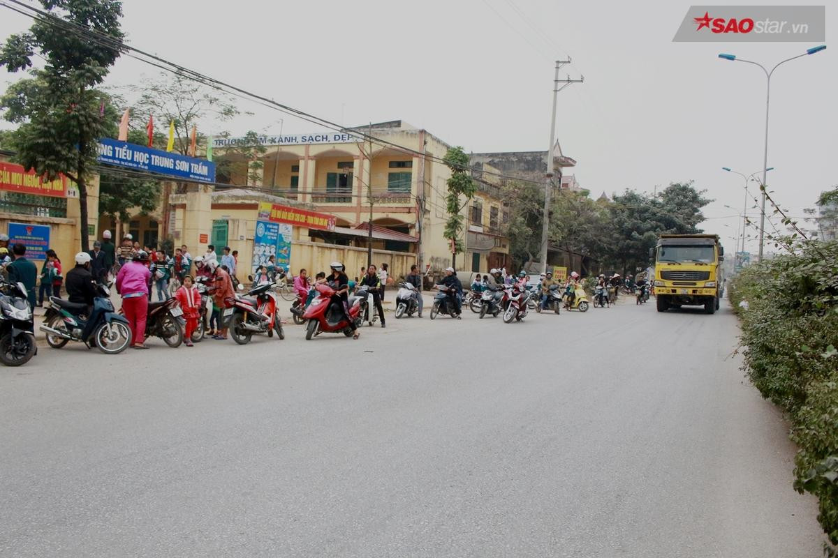 Mắc bệnh ung thư đã 3 năm, kinh tế kiệt quệ nhưng bác bảo vệ dân phố vẫn sống lạc quan với 'nghiệp' dẫn học sinh qua đường Ảnh 2