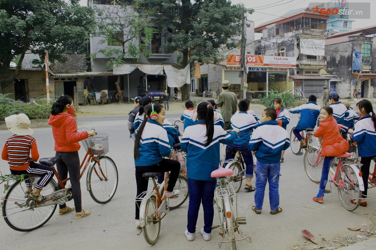 Mắc bệnh ung thư đã 3 năm, kinh tế kiệt quệ nhưng bác bảo vệ dân phố vẫn sống lạc quan với 'nghiệp' dẫn học sinh qua đường Ảnh 10