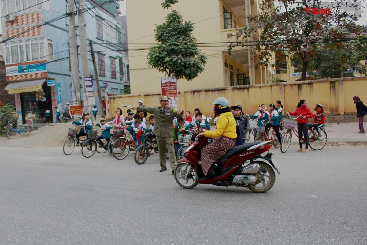 Mắc bệnh ung thư đã 3 năm, kinh tế kiệt quệ nhưng bác bảo vệ dân phố vẫn sống lạc quan với 'nghiệp' dẫn học sinh qua đường Ảnh 12