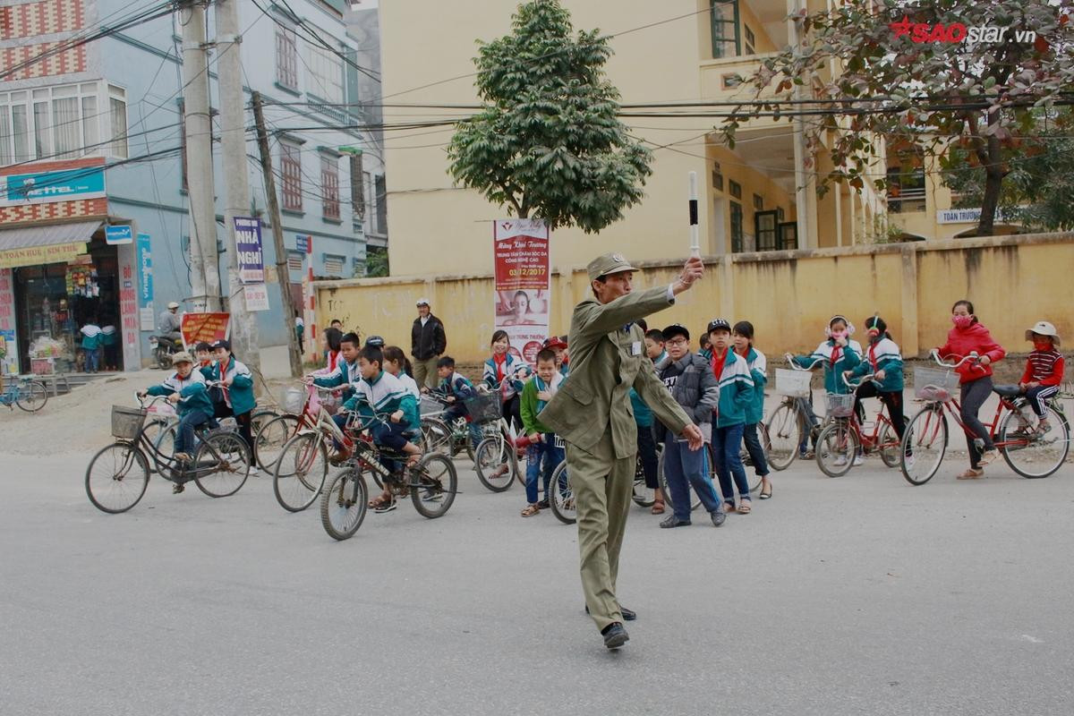 Mắc bệnh ung thư đã 3 năm, kinh tế kiệt quệ nhưng bác bảo vệ dân phố vẫn sống lạc quan với 'nghiệp' dẫn học sinh qua đường Ảnh 17