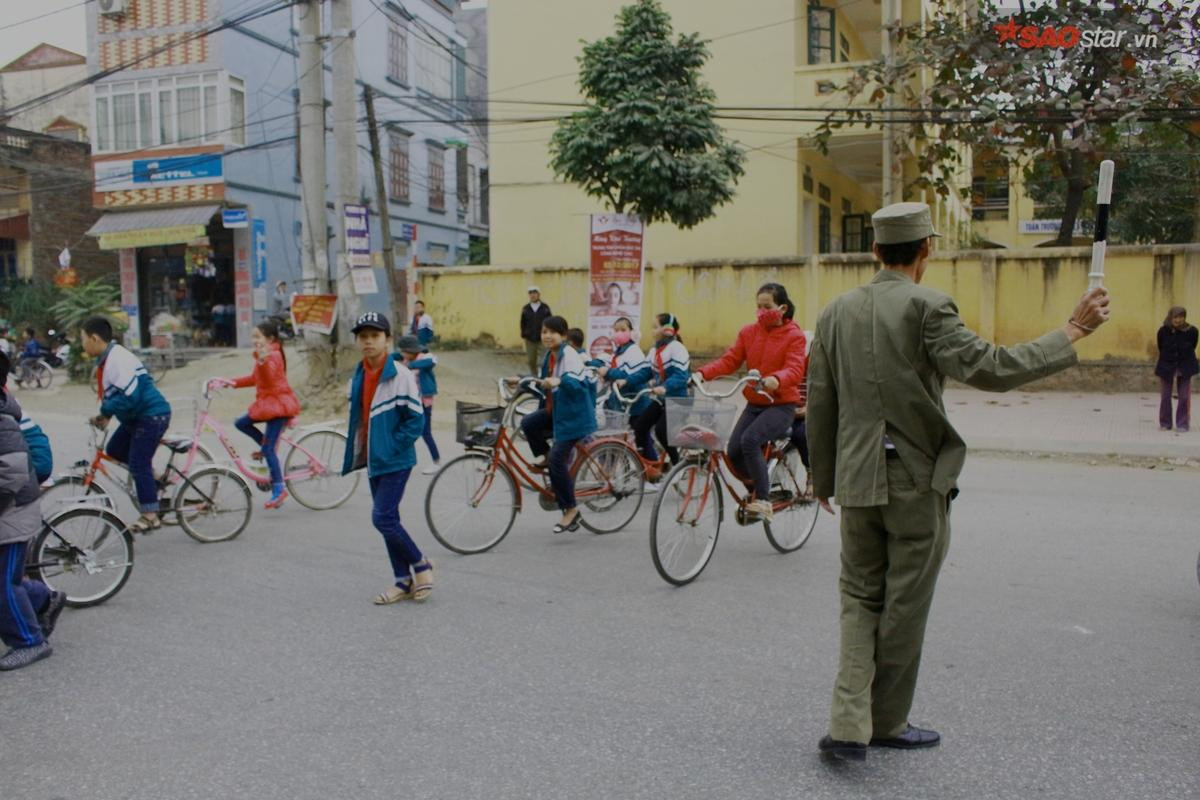 Mắc bệnh ung thư đã 3 năm, kinh tế kiệt quệ nhưng bác bảo vệ dân phố vẫn sống lạc quan với 'nghiệp' dẫn học sinh qua đường Ảnh 8