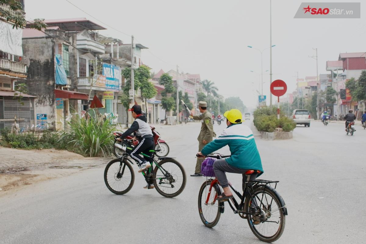 Mắc bệnh ung thư đã 3 năm, kinh tế kiệt quệ nhưng bác bảo vệ dân phố vẫn sống lạc quan với 'nghiệp' dẫn học sinh qua đường Ảnh 16