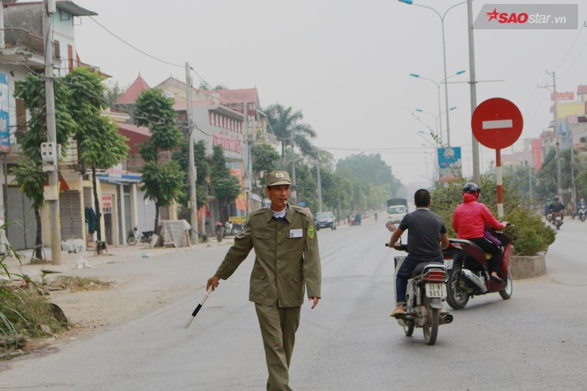 Mắc bệnh ung thư đã 3 năm, kinh tế kiệt quệ nhưng bác bảo vệ dân phố vẫn sống lạc quan với 'nghiệp' dẫn học sinh qua đường Ảnh 13