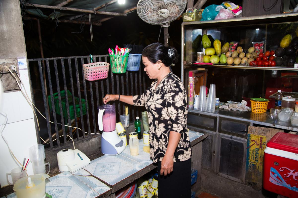 Vì sao quán sinh tố 'chửi' ở làng Đại học vẫn luôn hút khách Sài Gòn? Ảnh 3