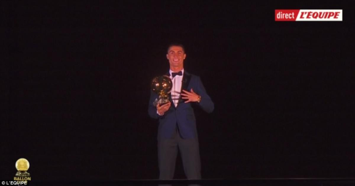 Ronaldo phát động 'chiến tranh' với Messi trong ngày giành Quả bóng vàng 2017 Ảnh 2