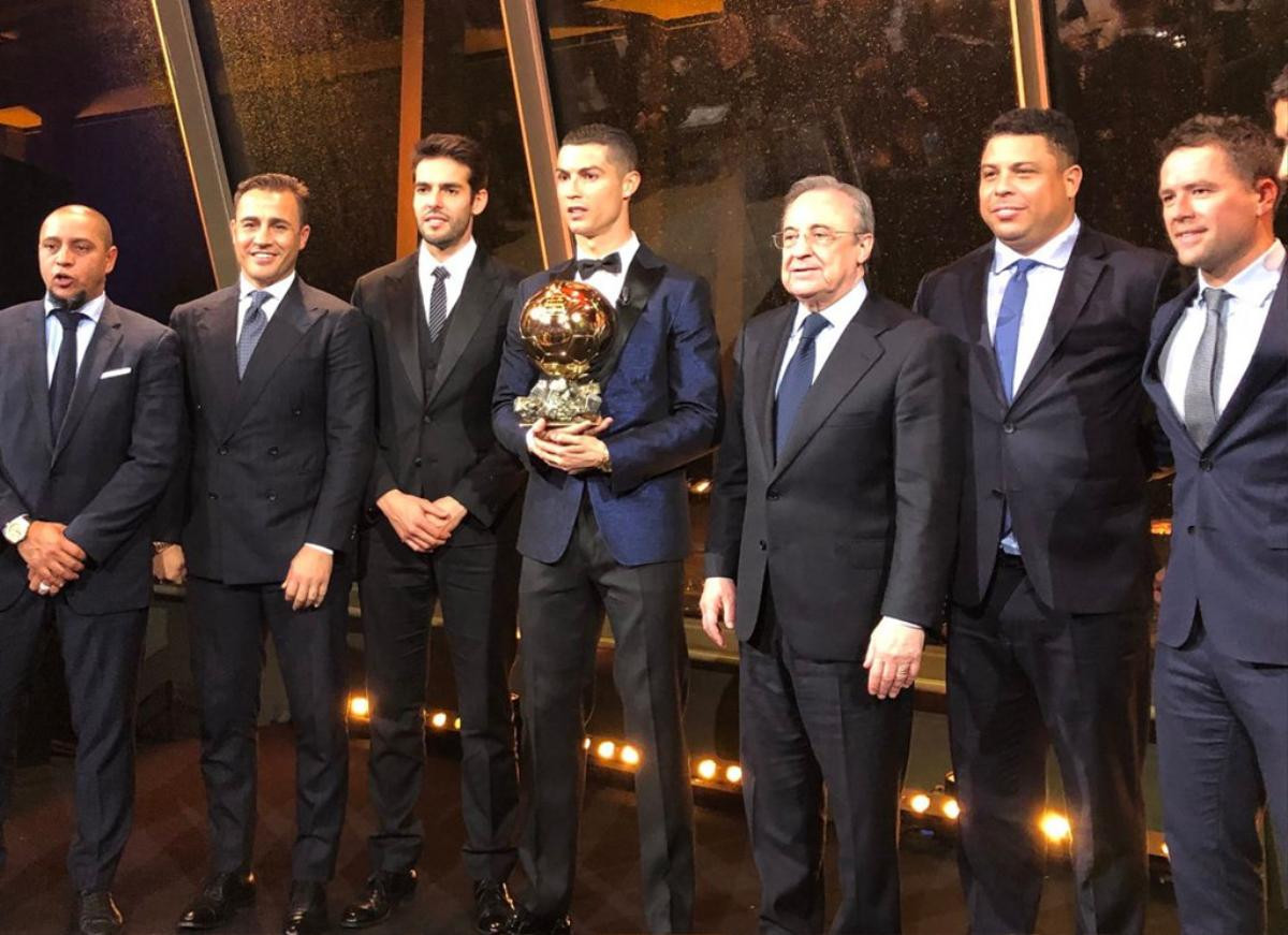 Khoảnh khắc Ronaldo nhận Quả Bóng Vàng 2017, người mừng ra mặt lại là… Ronaldo 'béo' Ảnh 1