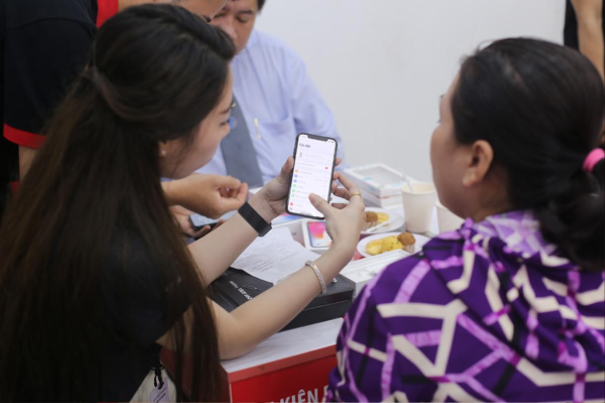 'Chê' đắt nhưng người Việt vẫn bỏ hàng trăm tỷ đồng mua iPhone X trong ngày đầu mở bán Ảnh 2