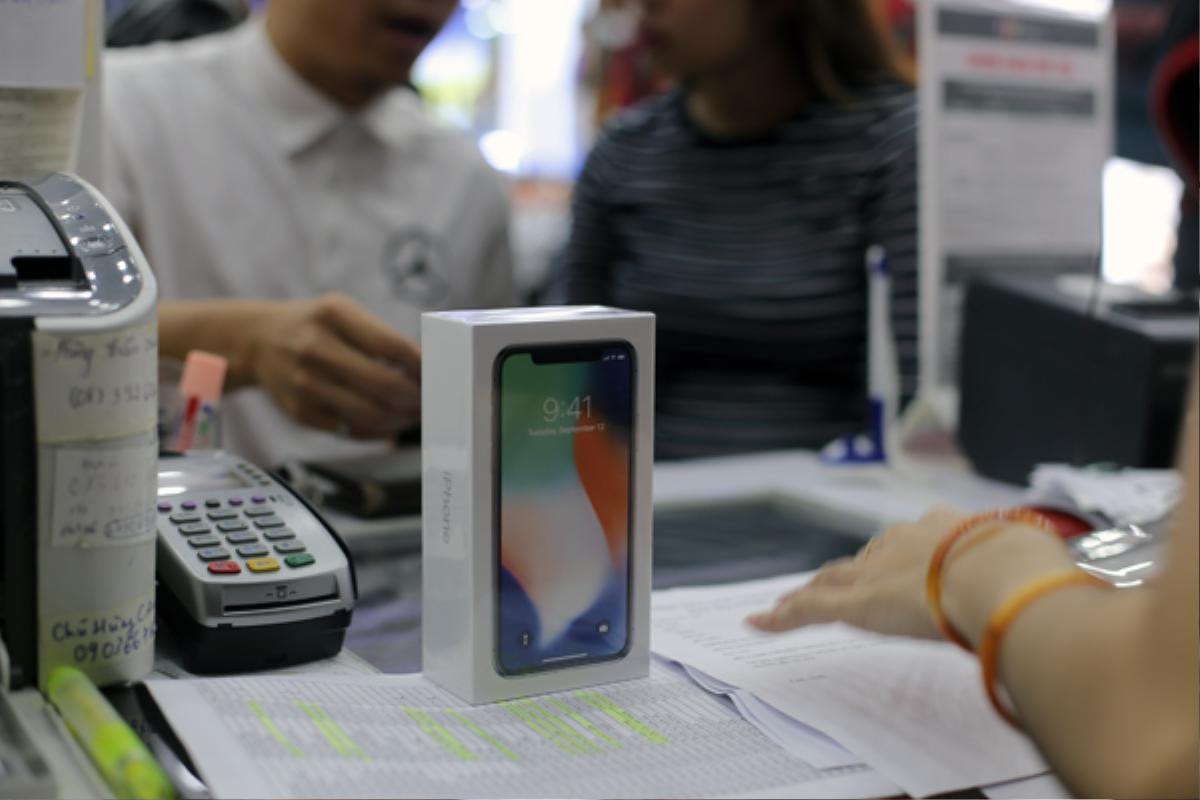 'Chê' đắt nhưng người Việt vẫn bỏ hàng trăm tỷ đồng mua iPhone X trong ngày đầu mở bán Ảnh 1