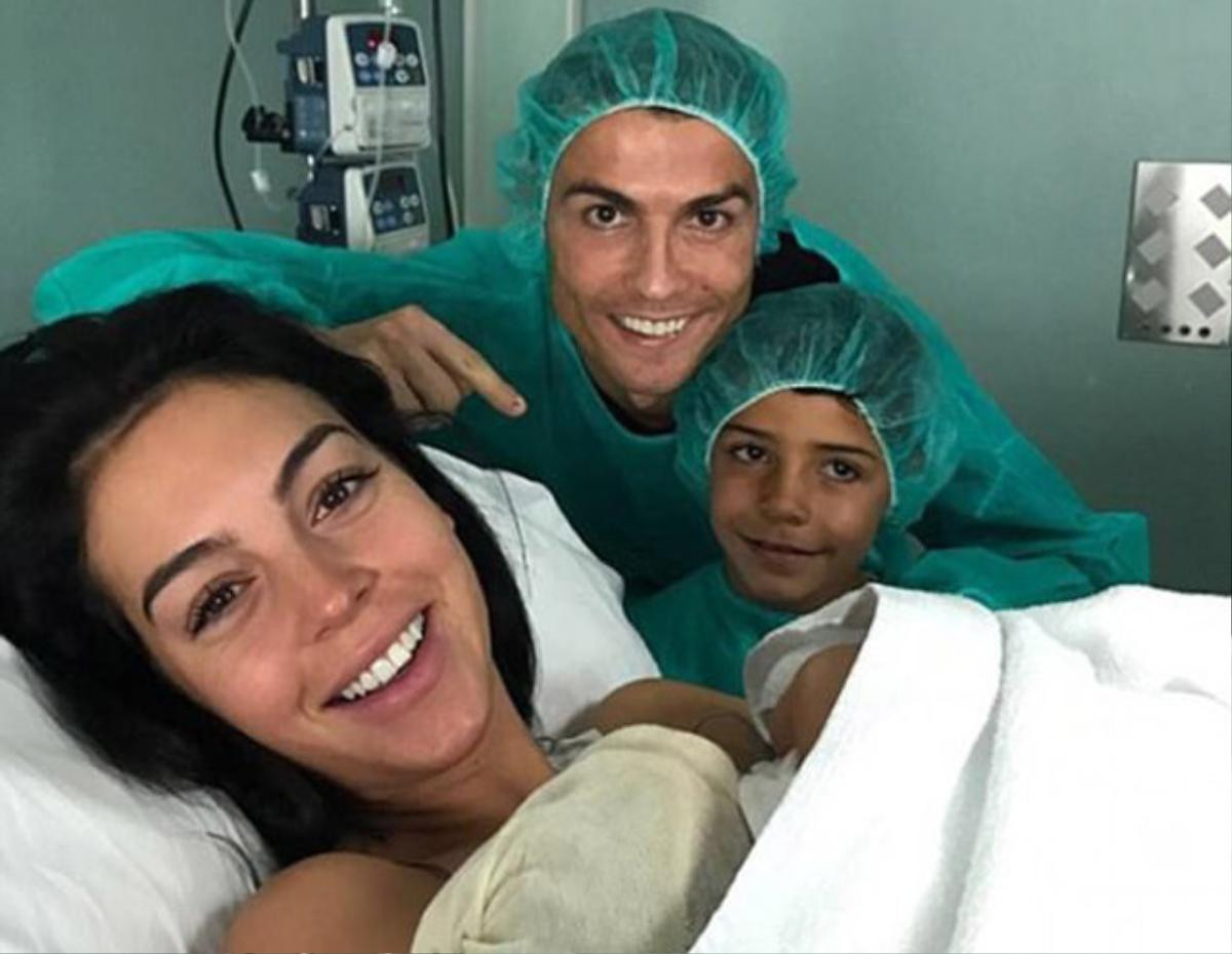 Bạn gái xinh đẹp hé lộ cuộc sống viên mãn bên gia đình Ronaldo Ảnh 2