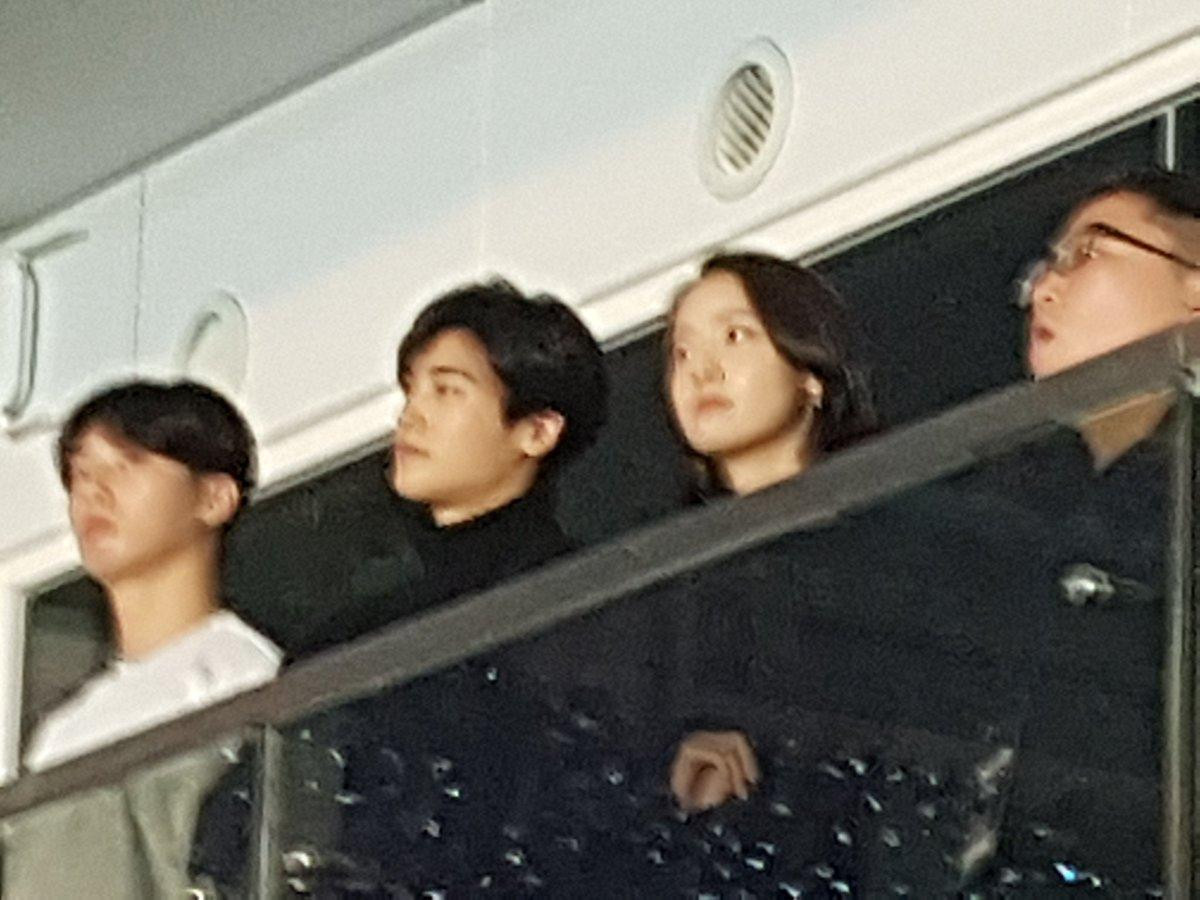 Yoona, Park Bo Gum khiến fan thích thú khi đến xem concert của BTS Ảnh 5