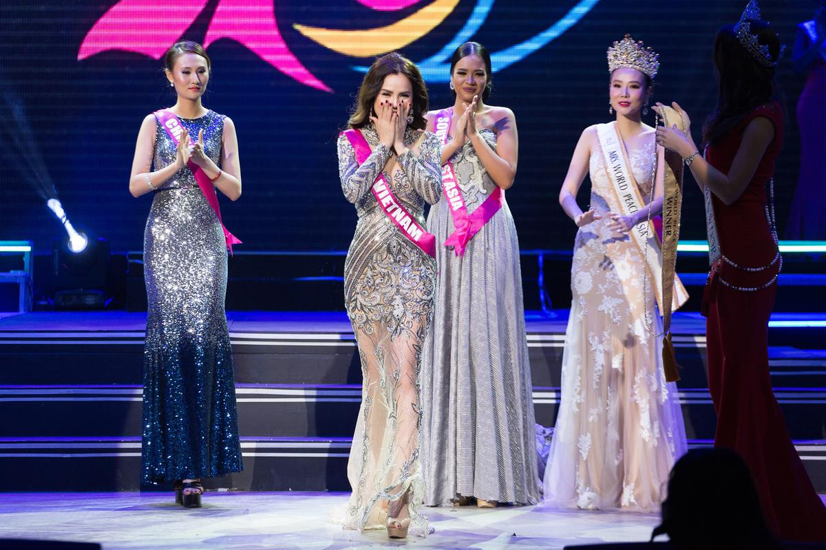 Bỏ thi rồi trở lại, Á hậu Phương Lê đăng quang Mrs World Peace 2017 Ảnh 4