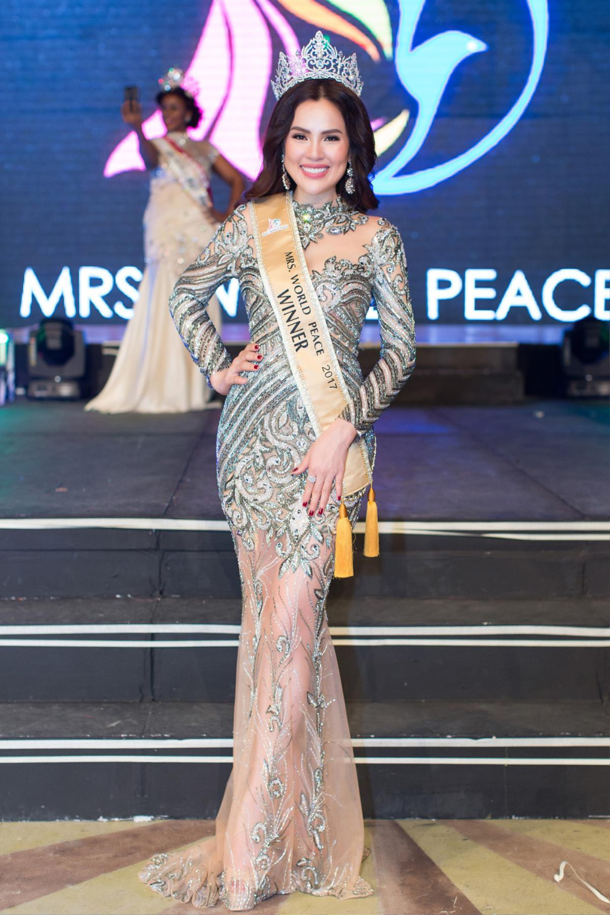 Bỏ thi rồi trở lại, Á hậu Phương Lê đăng quang Mrs World Peace 2017 Ảnh 8