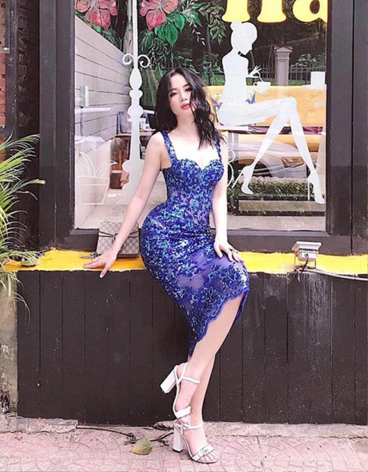 Nói về trình khoe vòng 3 táo bạo thì showbiz này chắc khó ai vượt qua Angela Phương Trinh Ảnh 5