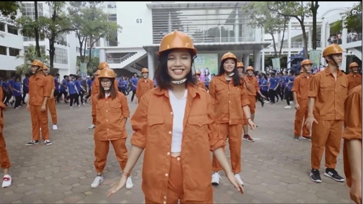 Nhảy flashmob là phải 'chất' như sinh viên Đại Học Xây Dựng trong clip này Ảnh 1