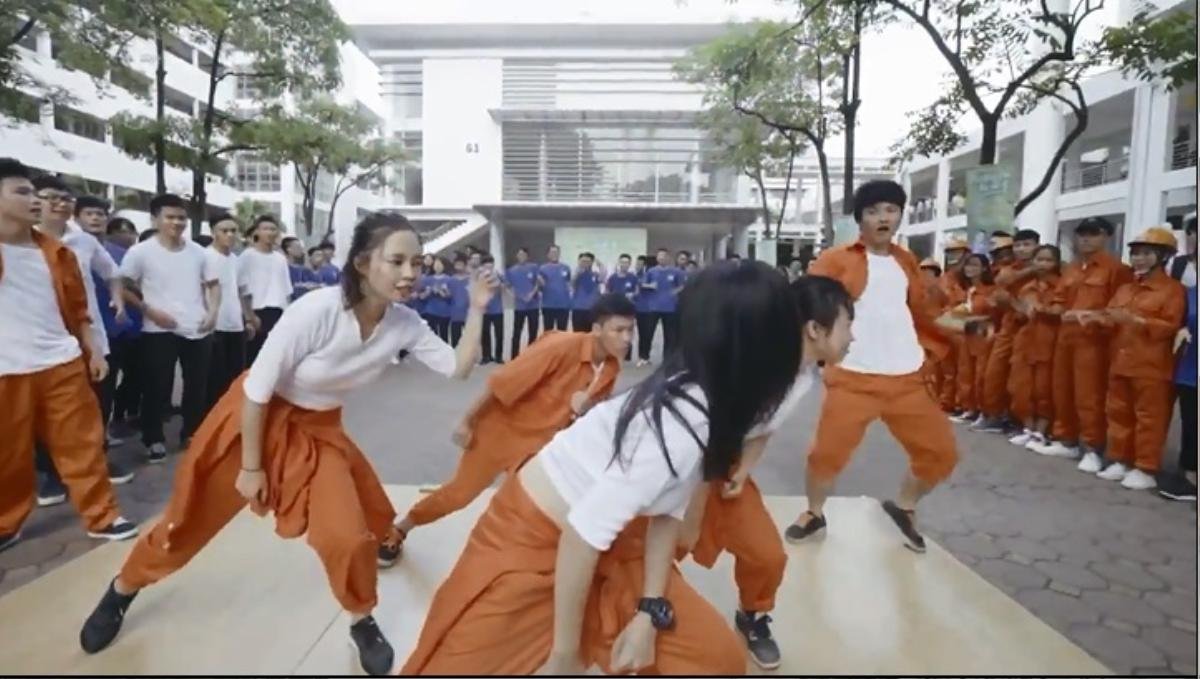 Nhảy flashmob là phải 'chất' như sinh viên Đại Học Xây Dựng trong clip này Ảnh 3