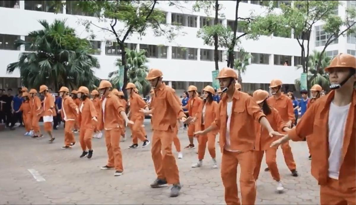 Nhảy flashmob là phải 'chất' như sinh viên Đại Học Xây Dựng trong clip này Ảnh 2