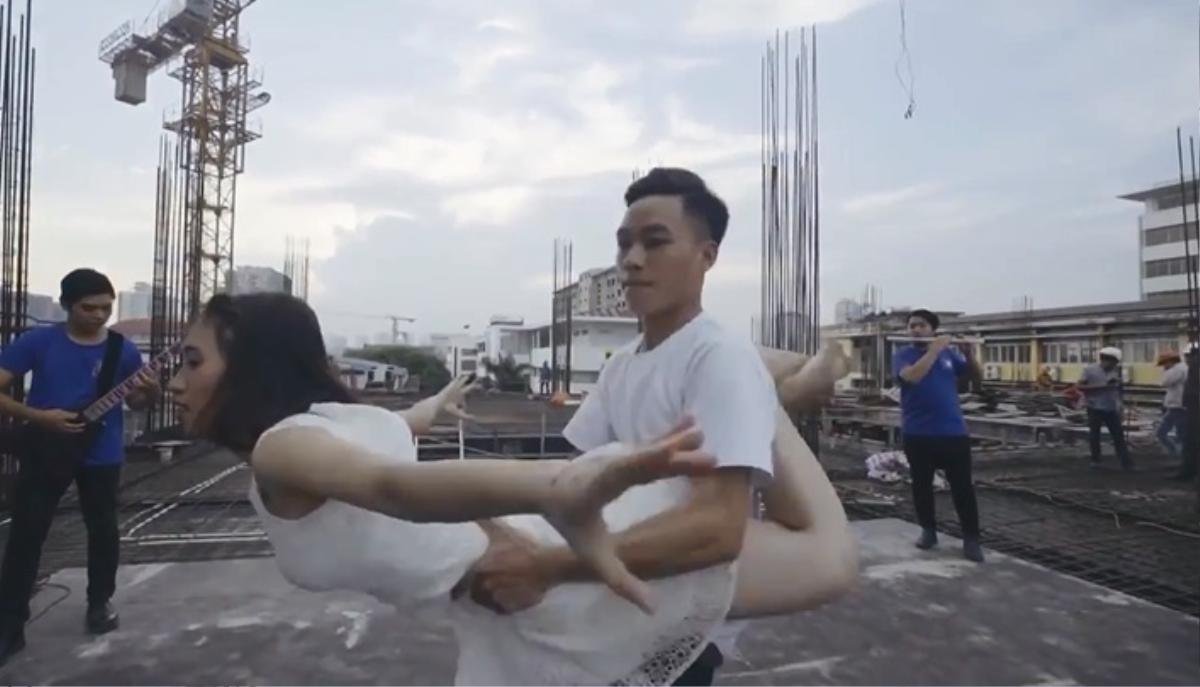 Nhảy flashmob là phải 'chất' như sinh viên Đại Học Xây Dựng trong clip này Ảnh 4