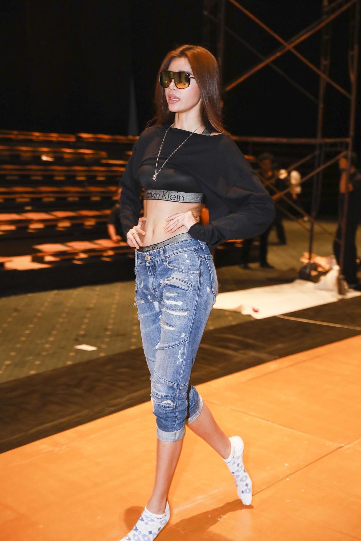 Minh Tú diện áo crop-top sát chân ngực để lộ nội y trong lúc tập catwalk Ảnh 4