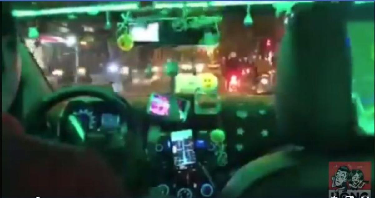 Tài xế đáng yêu nhất 'Vịnh Bắc Bộ', cùng chiếc taxi đem không khí Noel đi khắp Sài Gòn Ảnh 1