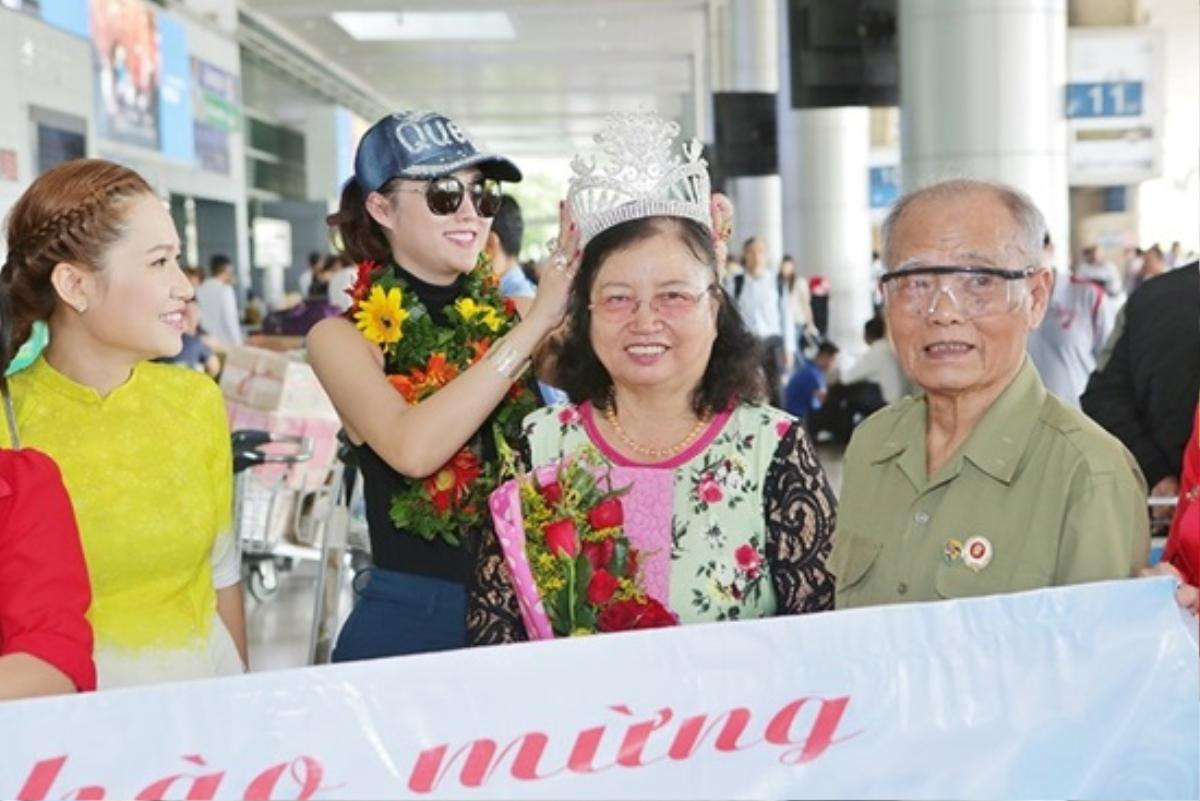 Phi Thanh Vân gây tranh cãi khi đội vương miện cho mẹ ruột giữa sân bay Ảnh 1