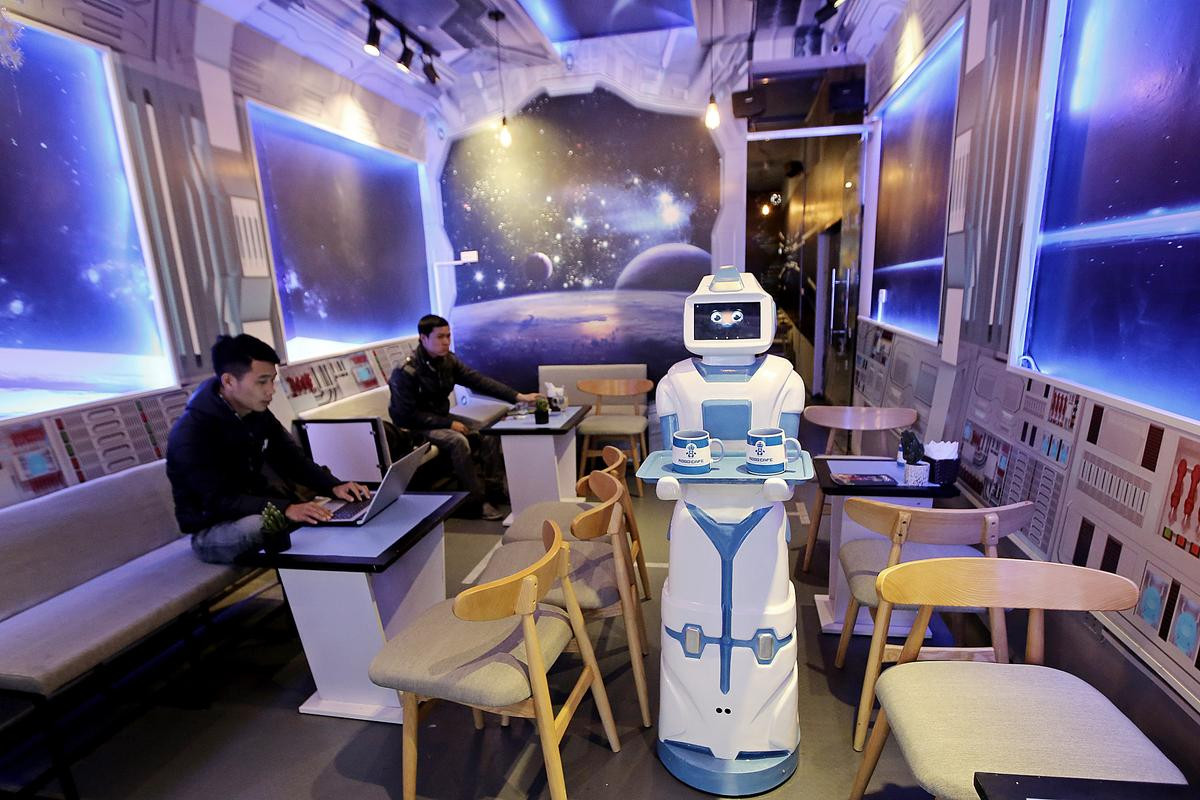 Quán cafe ở Hà Nội sử dụng nhân viên bưng bê là một 'nàng'… robot Ảnh 1