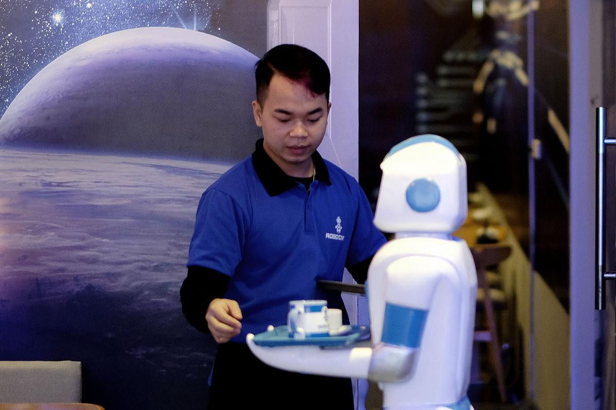 Quán cafe ở Hà Nội sử dụng nhân viên bưng bê là một 'nàng'… robot Ảnh 5