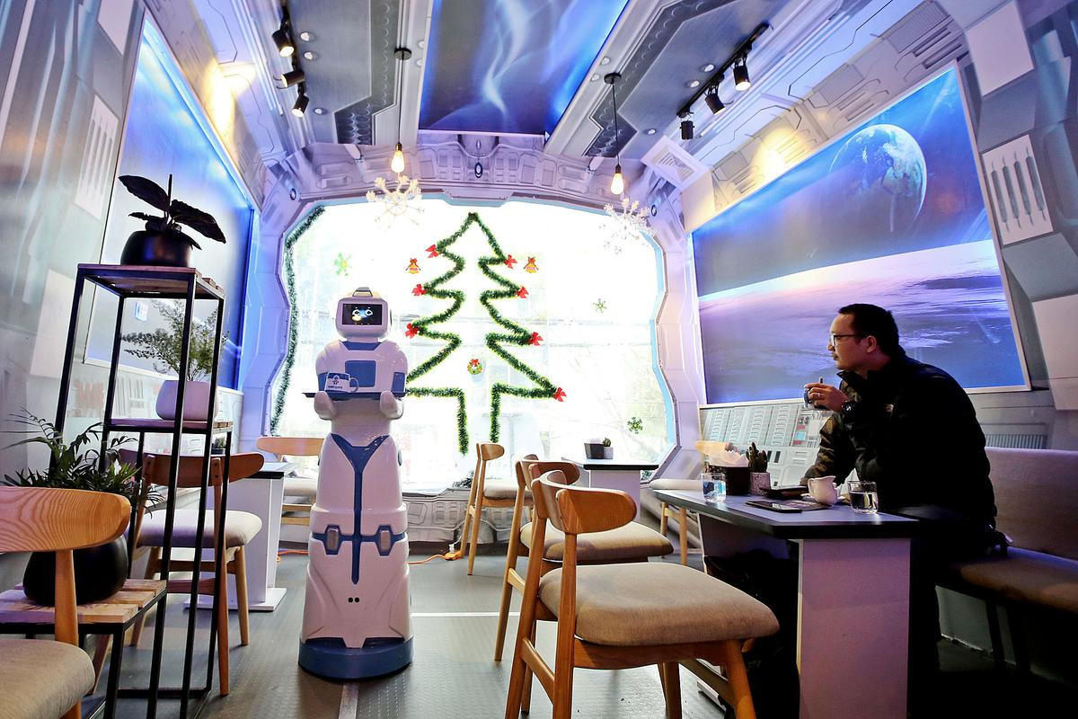 Quán cafe ở Hà Nội sử dụng nhân viên bưng bê là một 'nàng'… robot Ảnh 4