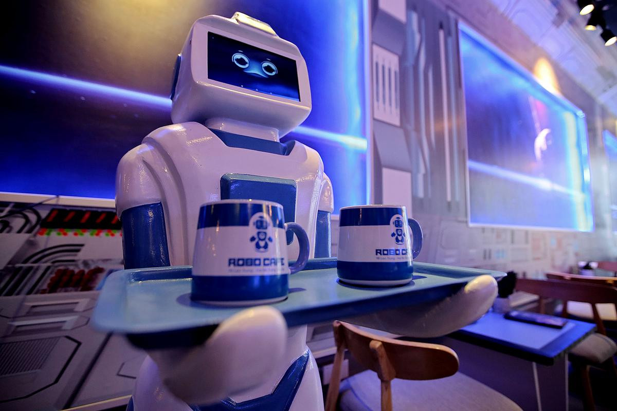 Quán cafe ở Hà Nội sử dụng nhân viên bưng bê là một 'nàng'… robot Ảnh 3