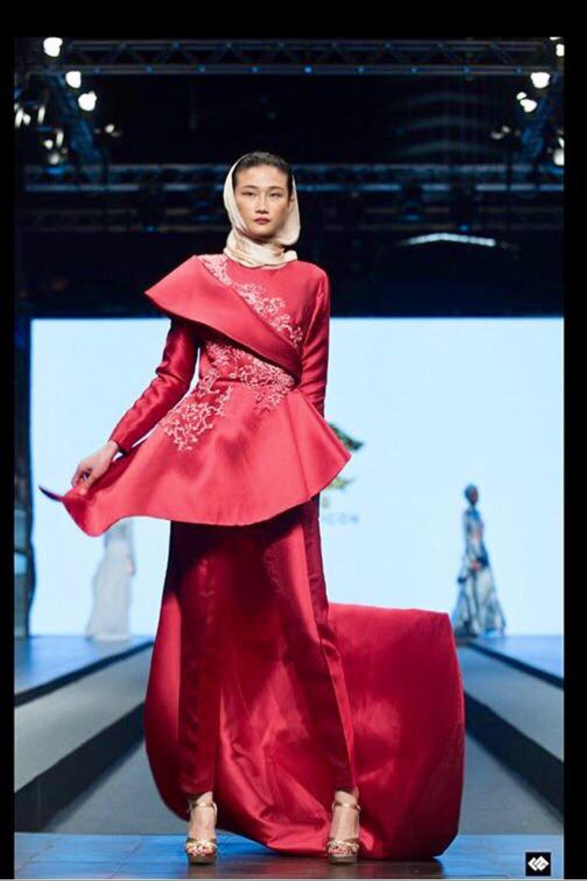 Kha Mỹ Vân, Thùy Trang xứng danh 'Nữ hoàng Runway' quốc tế của Vbiz 2017 Ảnh 1