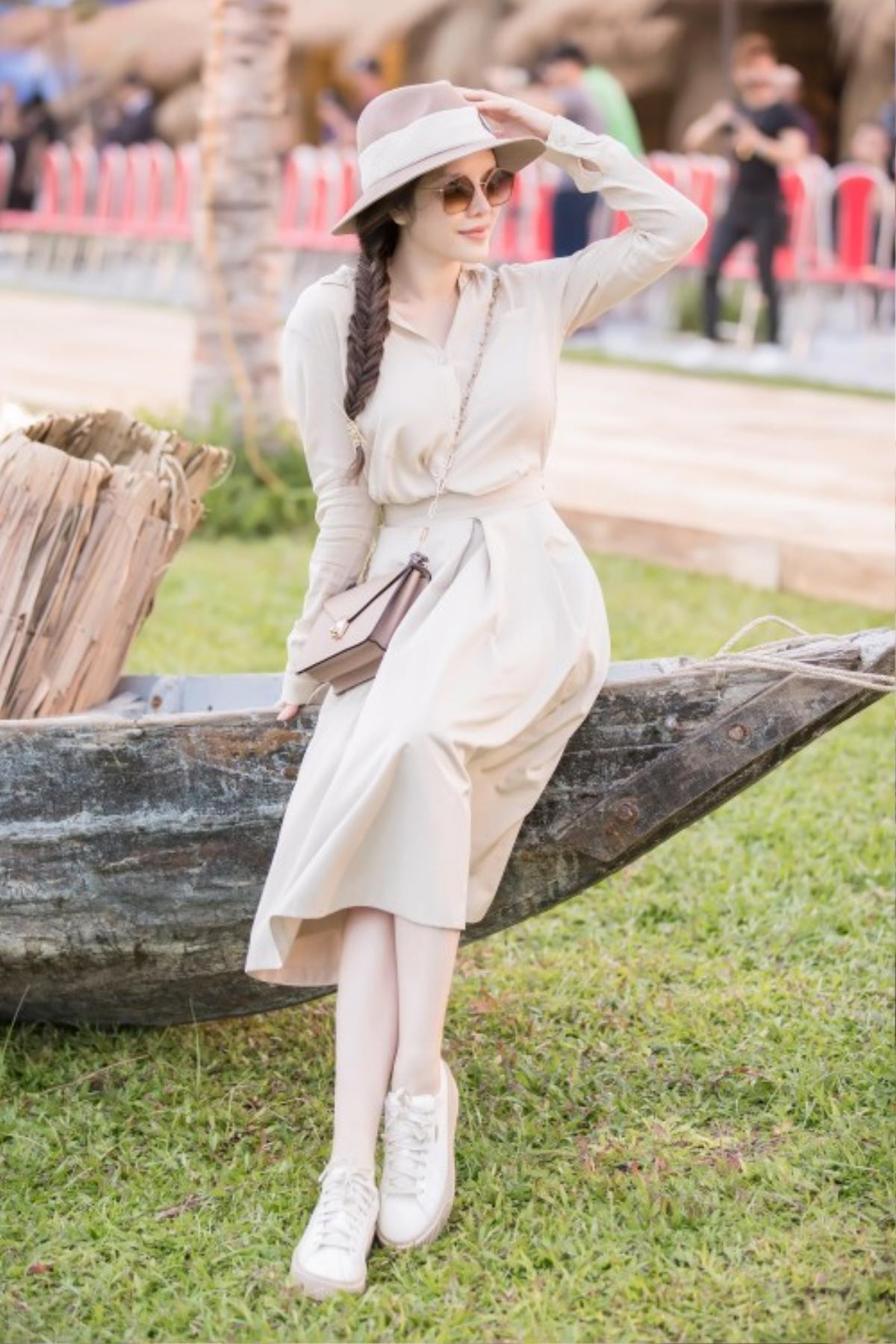 Street style tuần qua: Trang phục đơn sắc được lòng sao Việt, quần áo ngày đông bắt đầu 'xâm lấn' Ảnh 2