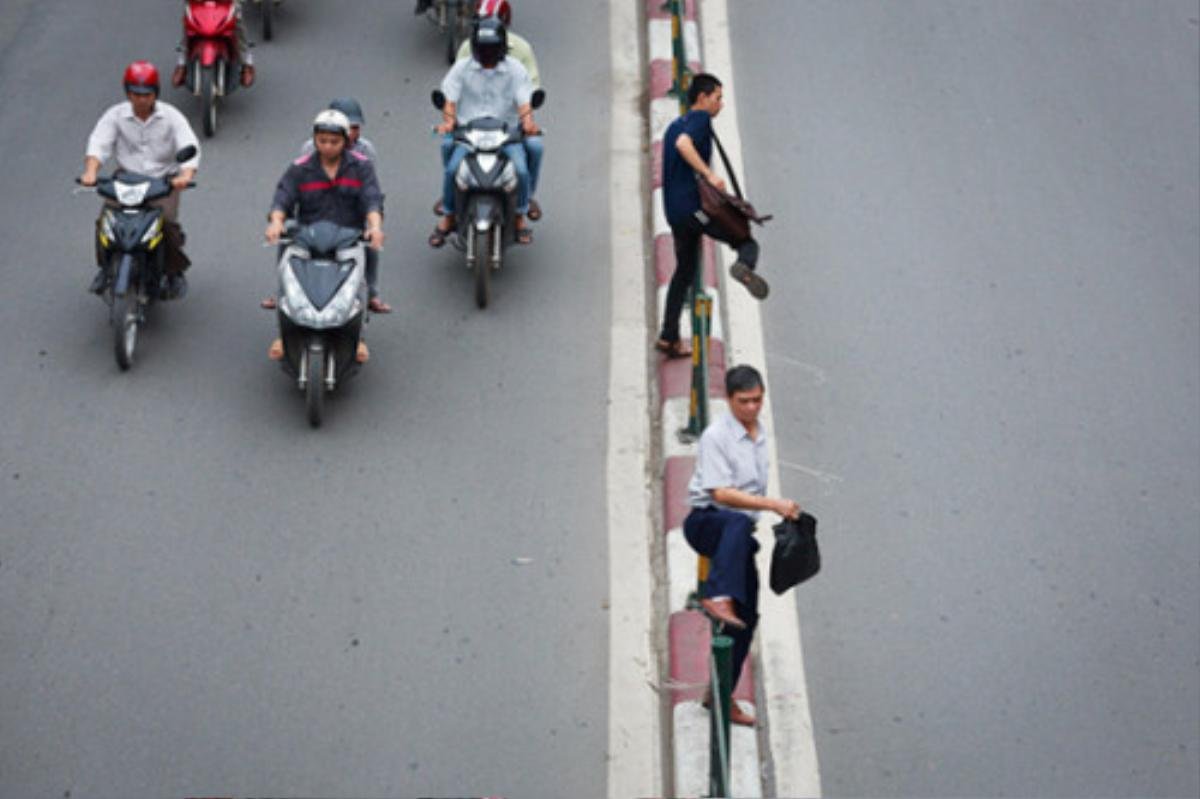 Từ 1/1/2018, người đi bộ sai luật có thể bị phạt tù đến 15 năm Ảnh 1