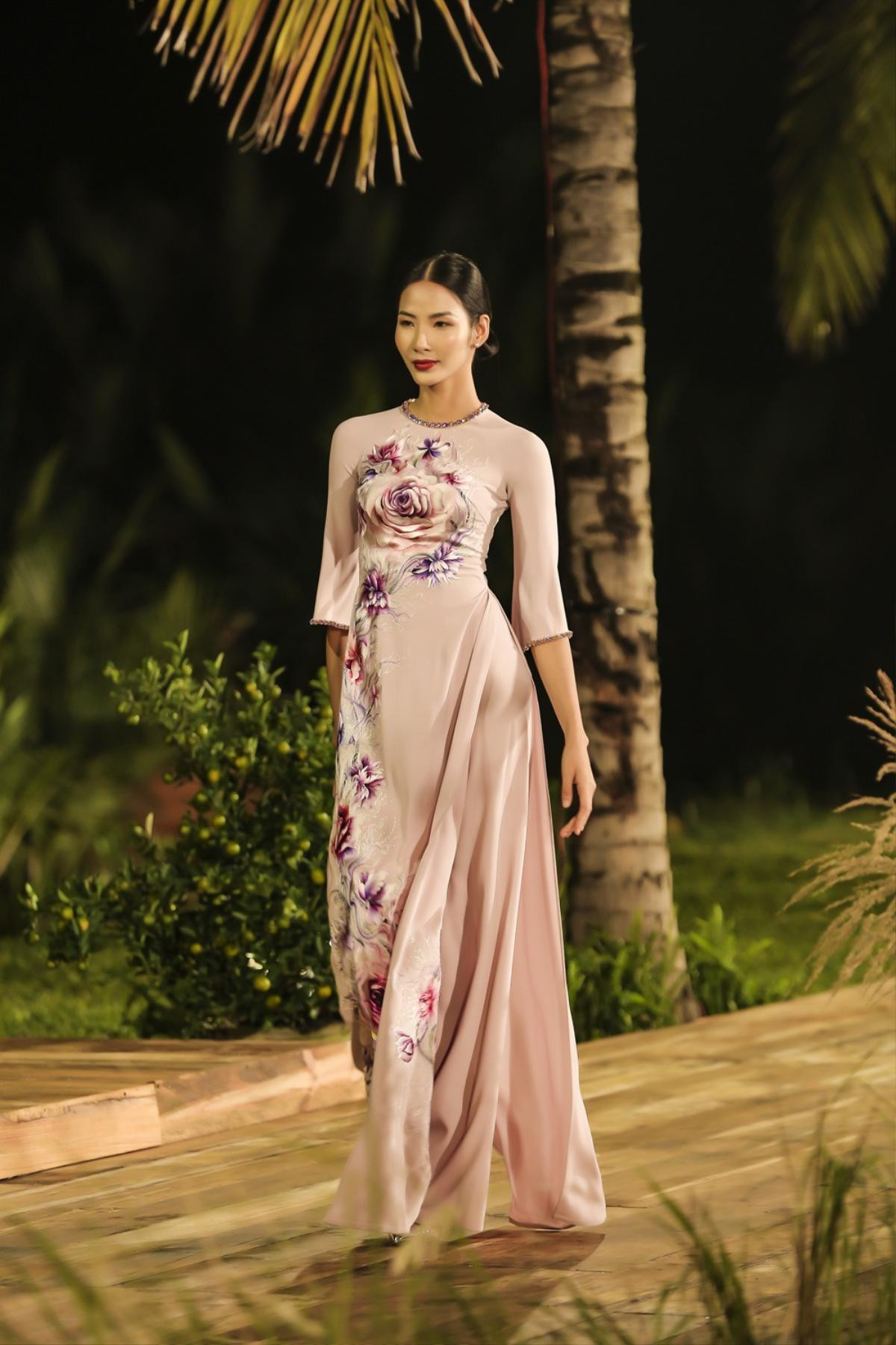 Trương Thị May hóa thân thành 'cụ bà đẹp nhất thế giới' catwalk 'áp đảo' trên sàn diễn Ảnh 11