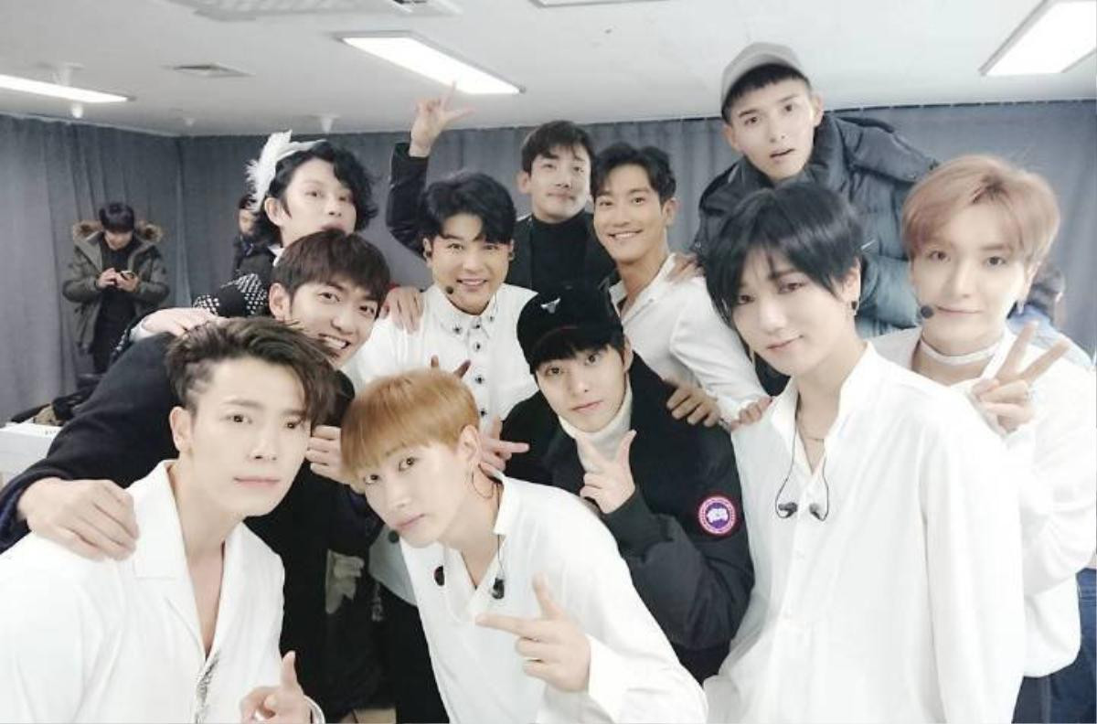 Siwon liên tục xin lỗi fan, Leeteuk khóc nghẹn đọc tên 13 thành viên Suju trong concert Ảnh 4