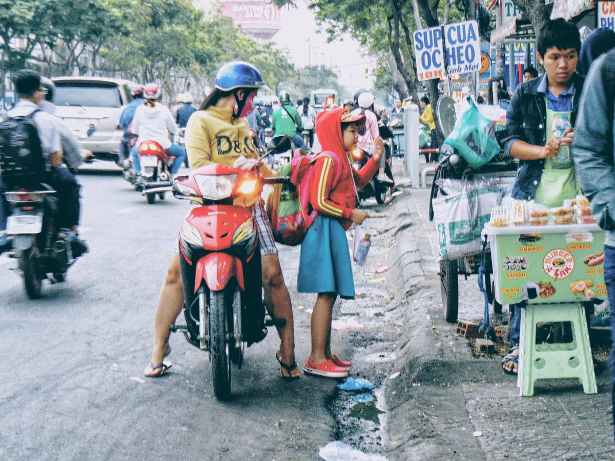 Các bậc phụ huynh đều cho con em mặc quần áo dày và đeo khẩu trang kín mặt để tránh bị cảm lạnh.