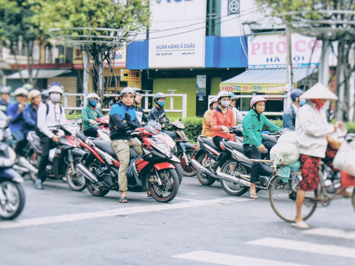 Nhiệt độ xuống thấp khiến nhiều người lao động ngoài trời phải mặc thêm nhiều quần áo để giữ ấm khi nhiệt độ xuống thấp.