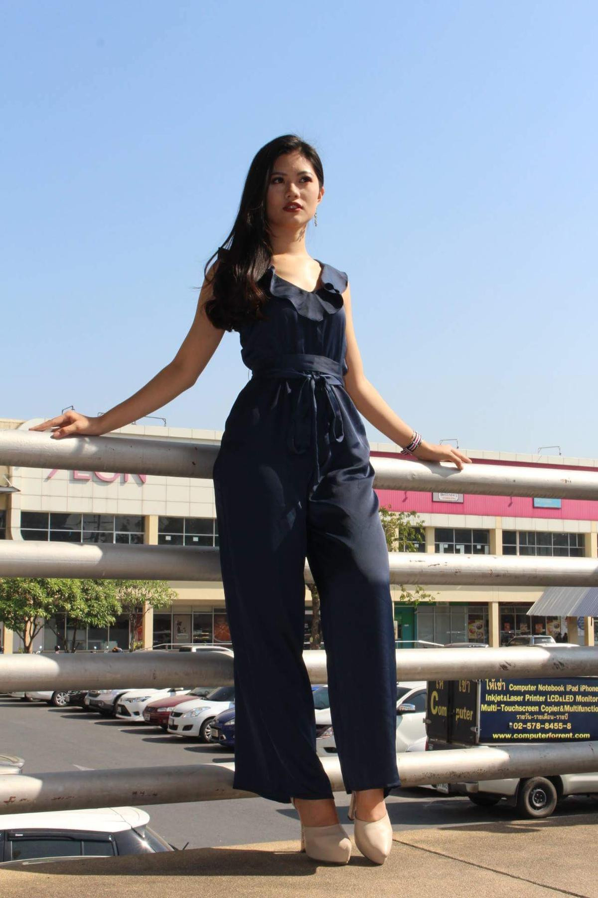 'Bản sao' Chúng Huyền Thanh diện jumpsuits thời thượng trên đất Thái Ảnh 3