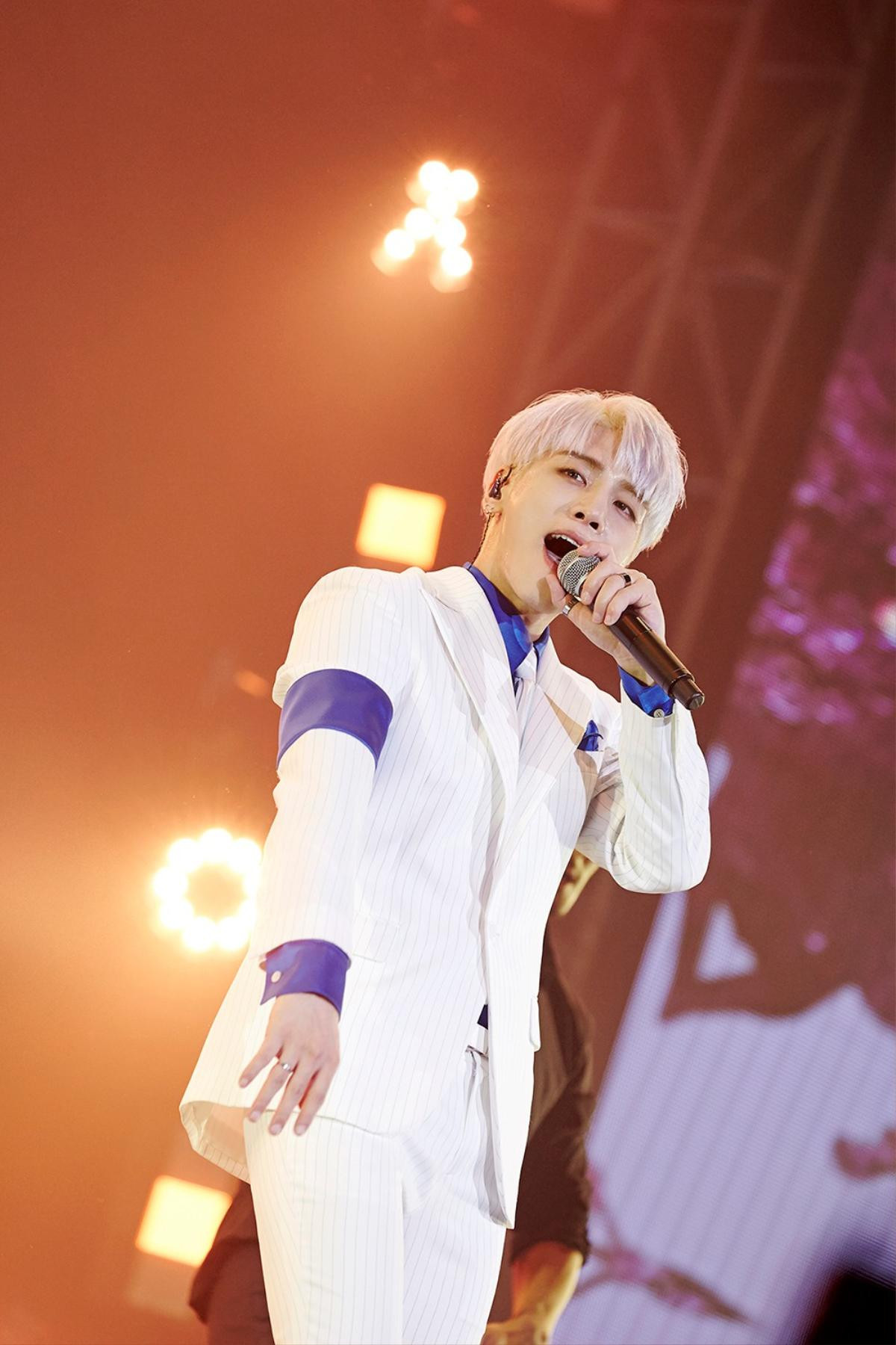 Jonghyun lờ đi thông báo comeback ở concert riêng, phải chăng anh có ý định tự sát từ lâu? Ảnh 2