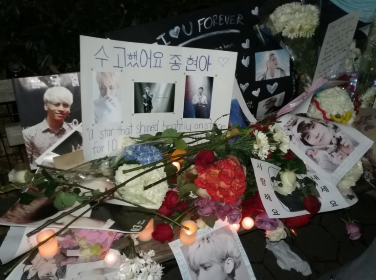 Fan thế giới thắp nến, thả bóng khắp nơi đêm cuối tiễn đưa Jonghyun (SHINee) Ảnh 12