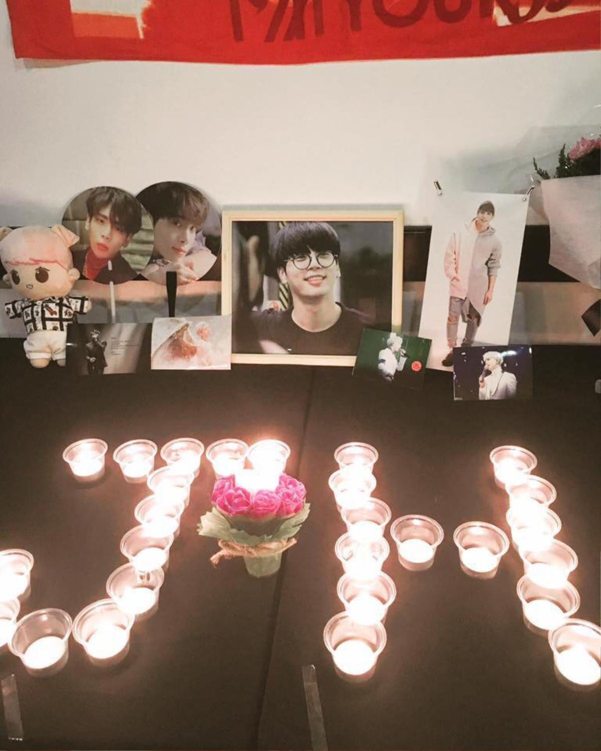 Hàng trăm fan khóc thương Jonghyun (SHINee) ở buổi lễ tưởng niệm tại TP.HCM Ảnh 8