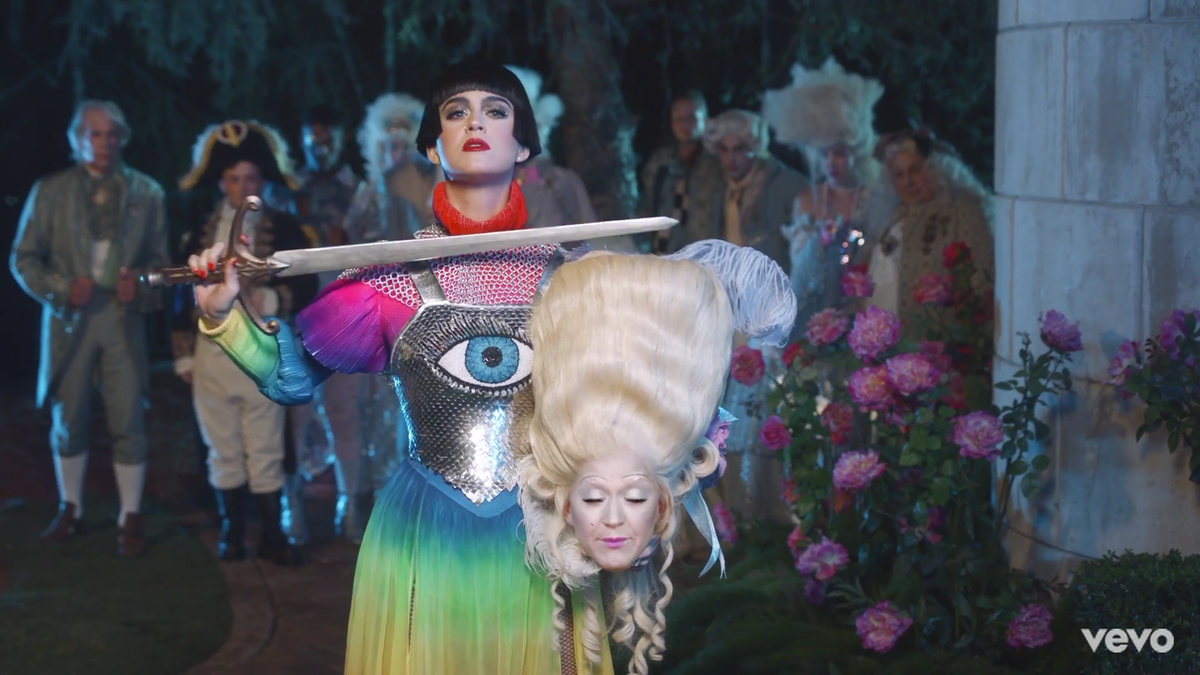 Katy Perry bị lôi lên máy chém trong MV mang đậm chất Pháp 'Hey, Hey, Hey' Ảnh 12