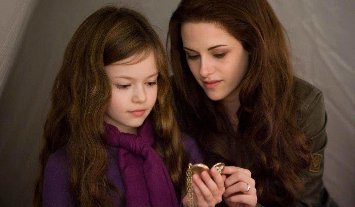 Con gái của Bella - Edwards (Twilight) nay đã rất nữ tính xinh đẹp trong trailer phim mới của Disney Ảnh 9