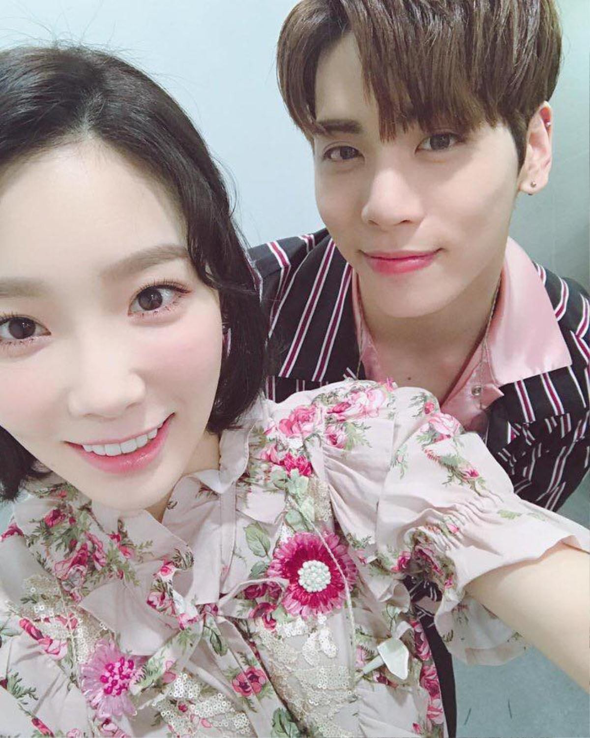 Đăng ảnh selfie cùng Jonghuyn, Taeyeon nghẹn ngào tiễn đưa đàn em: 'Ngủ ngon nhé, Jonghyun của chúng ta à!' Ảnh 1