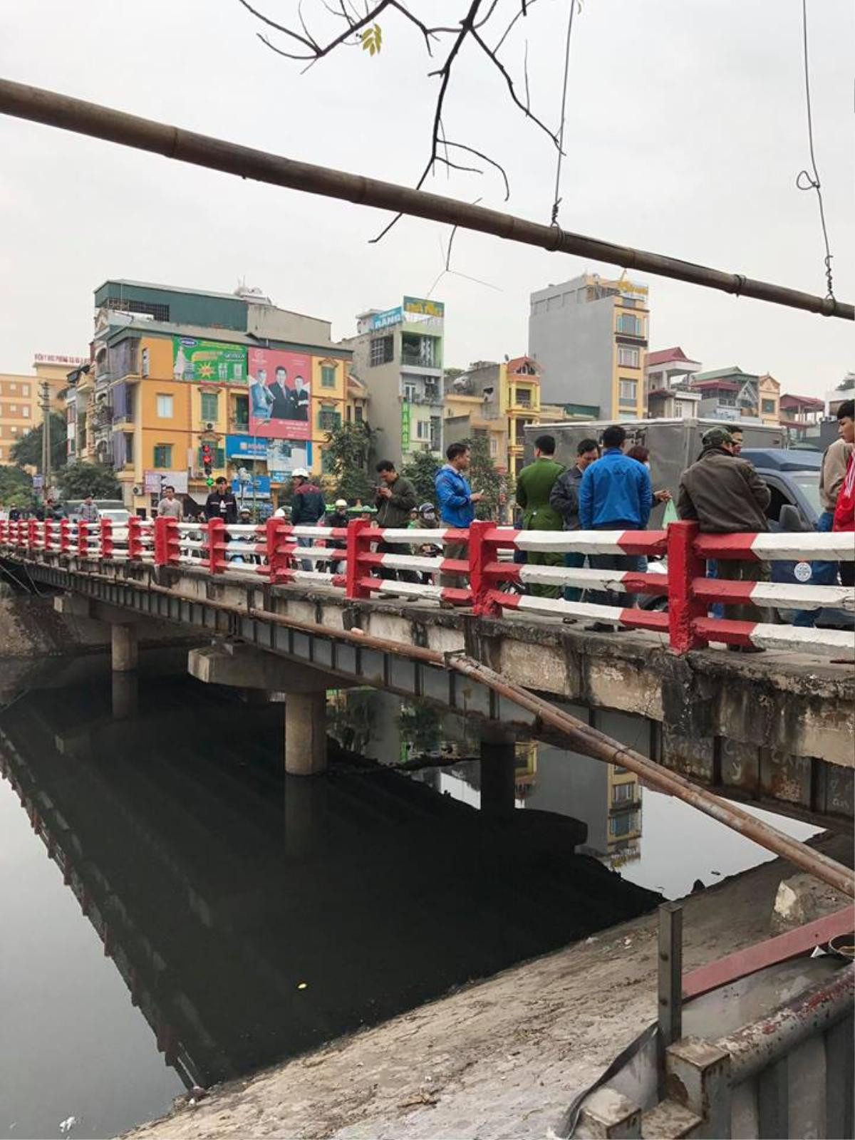 Bàng hoàng phát hiện thi thể nam giới tử vong dưới sông Tô Lịch Ảnh 2