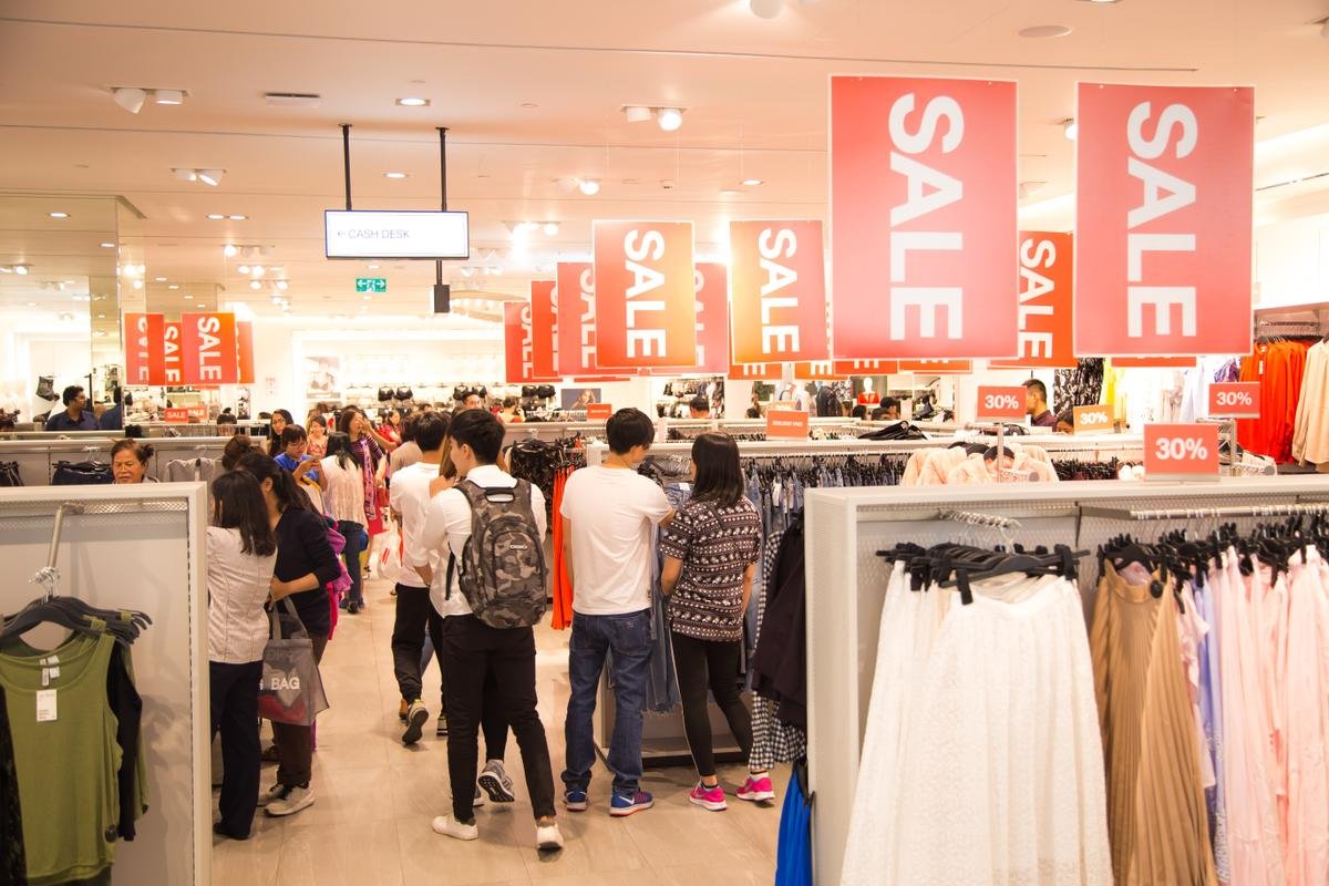 'Hai ông lớn' Zara và H&M cùng sale 'sập sàn' dịp cuối năm, ai hút khách hơn? Ảnh 6