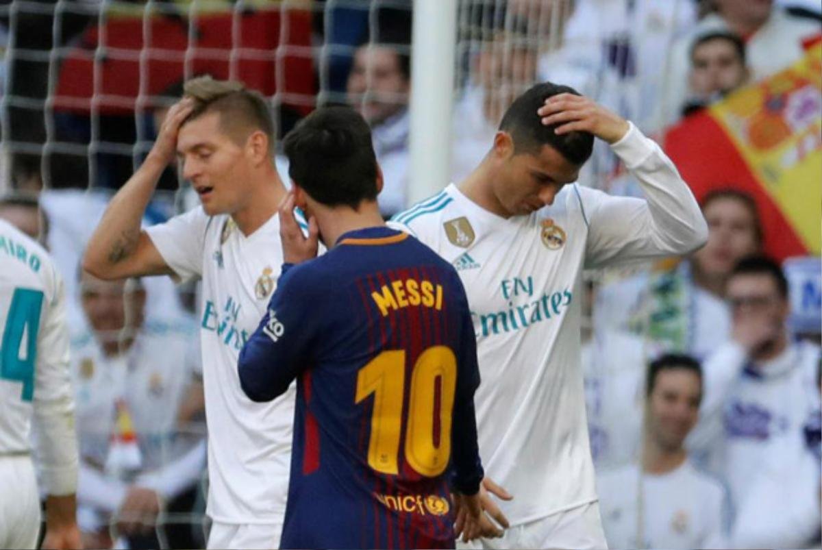 Messi đá bóng trúng mặt Ronaldo Ảnh 1