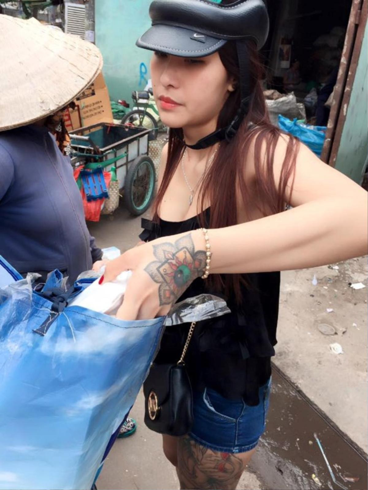 Bức xúc với 'hot girl xăm trổ làm từ thiện' tiếp tục tắm trong tiền và phát ngôn gây sốc Ảnh 1