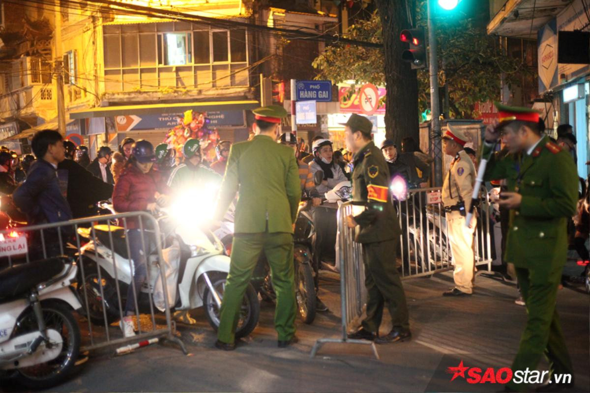 Phía sau đêm Giáng sinh an lành là những giây phút lực lượng an ninh phải 'căng mình' làm việc Ảnh 10