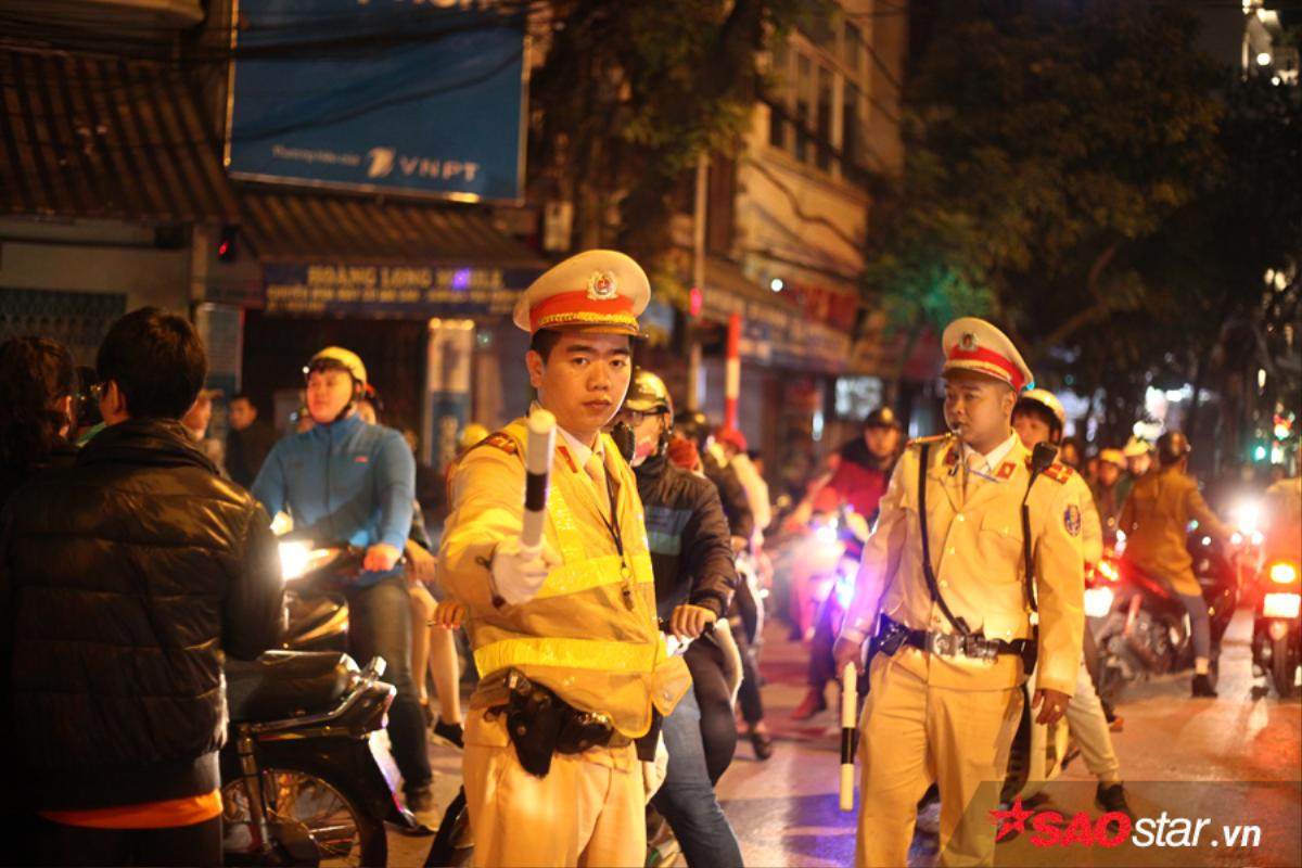 Phía sau đêm Giáng sinh an lành là những giây phút lực lượng an ninh phải 'căng mình' làm việc Ảnh 11