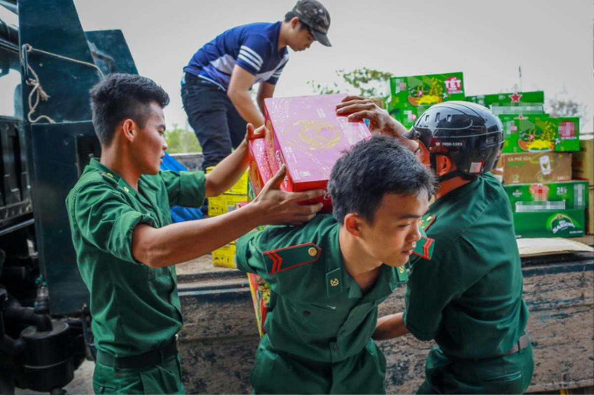 Bão Tembin 'càn quét': Nhiều cây bị quật đổ, pin năng lượng mặt trời bị đánh sập, dân tất bật sơ tán Ảnh 14